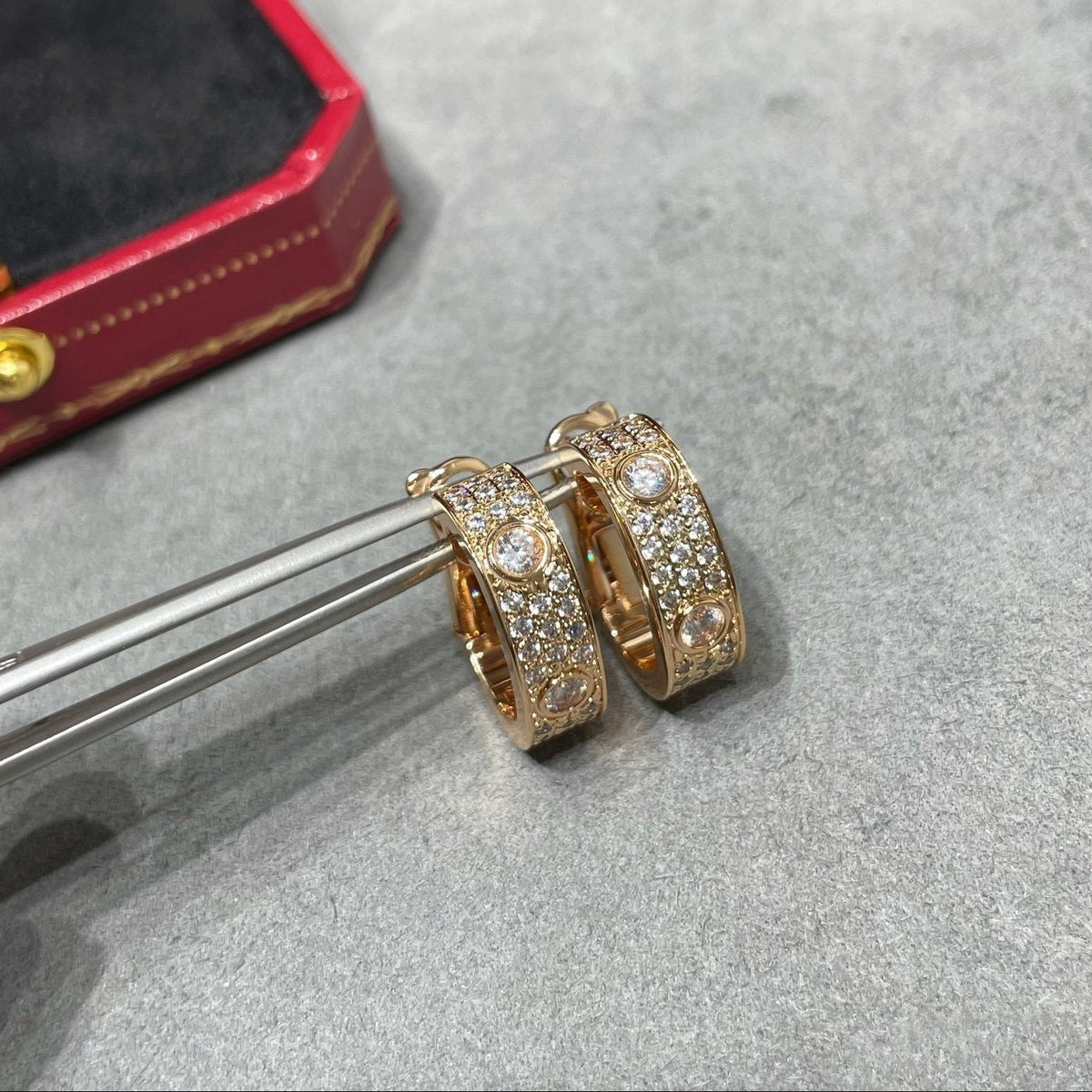 [OAKJURI Jewelry] LOVE 5.5MM DIAMOND PAVED EARRINGS