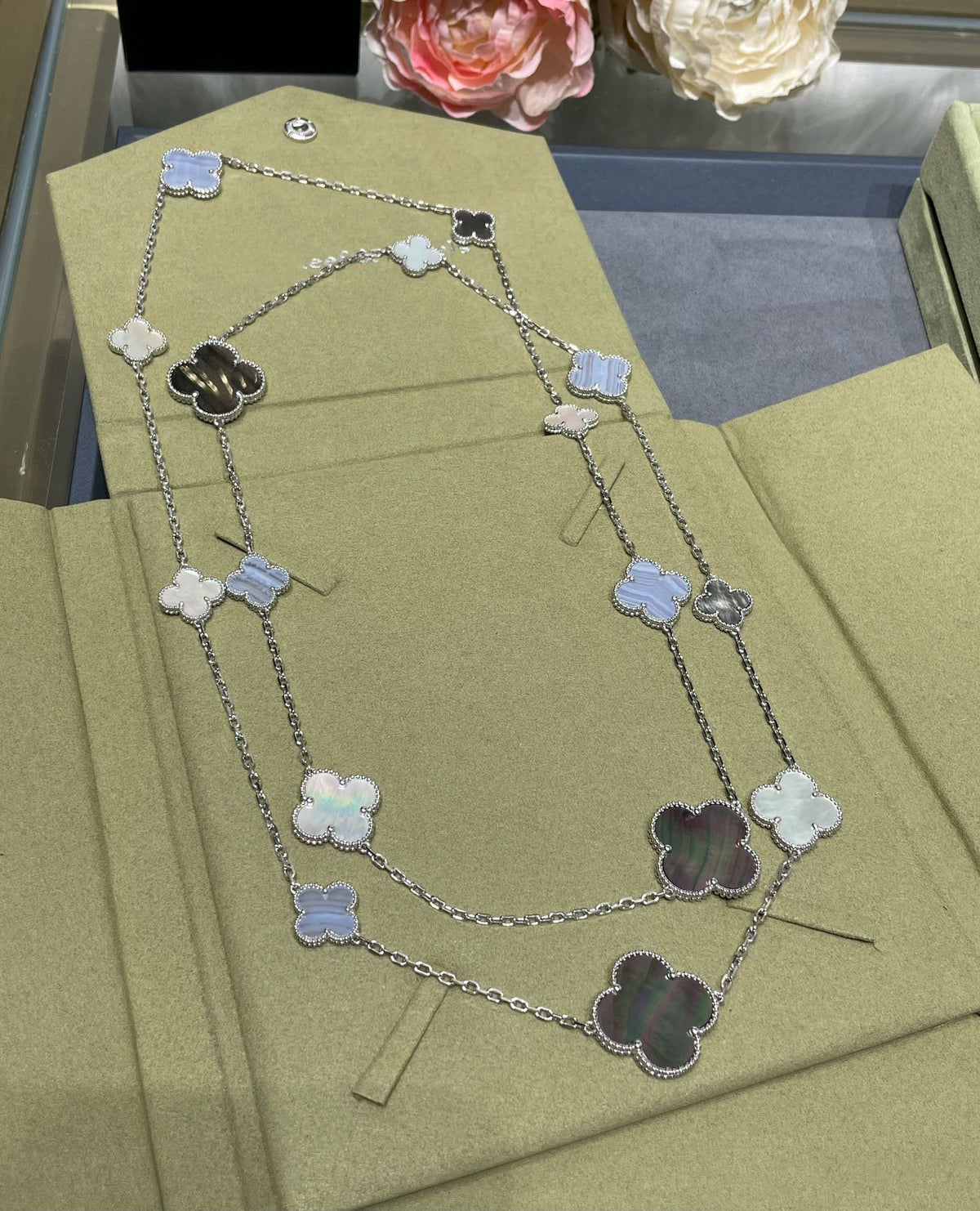 [OAKJURI Jewelry]CLOVER 16 MOTIF CHALCEDONY MOP SILVER NECKLACE