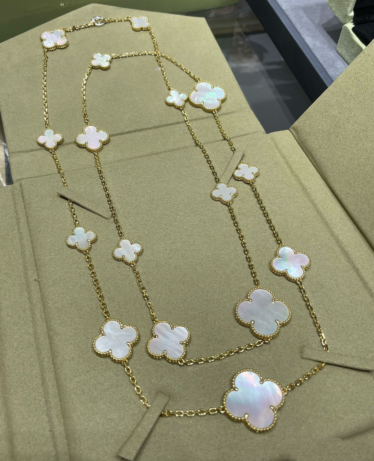 [OAKJURI Jewelry]CLOVER 16 MOTIF WHITE MOP GOLD NECKLACE