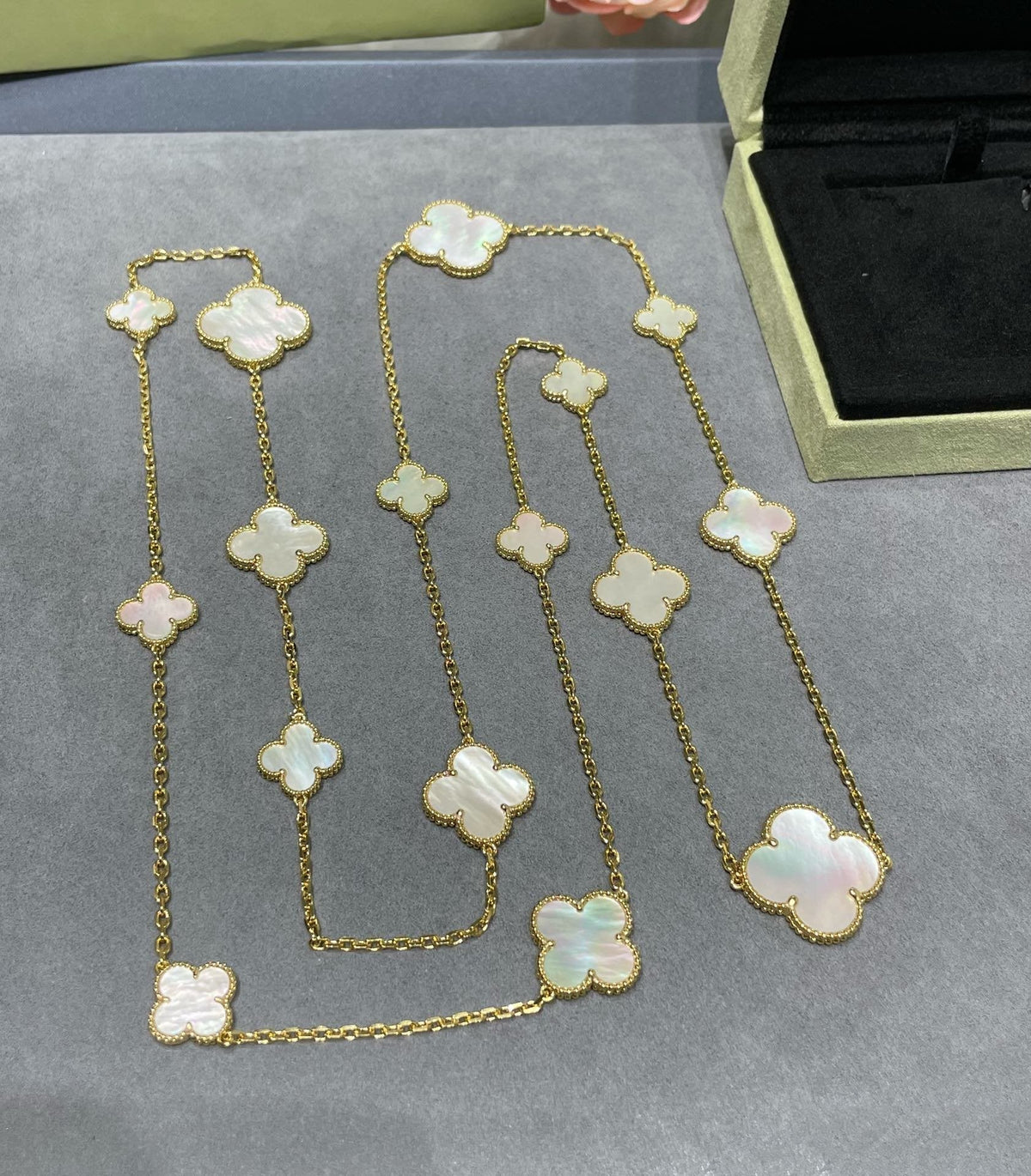 [OAKJURI Jewelry]CLOVER 16 MOTIF WHITE MOP GOLD NECKLACE