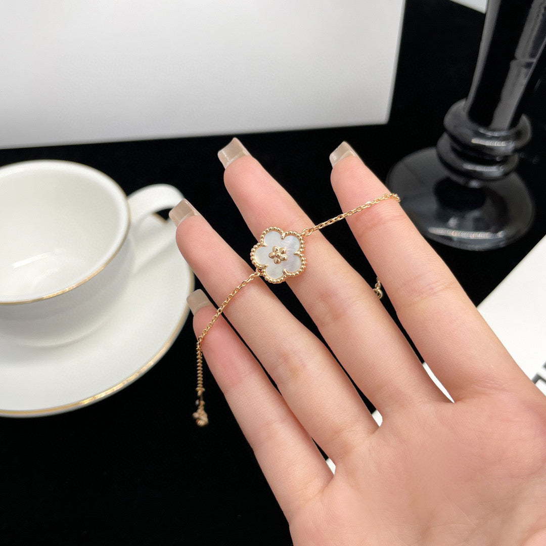 [OAKJURI Jewelry]LUCKY WHITE MOP PLUM BLOSSOM  BRACELET