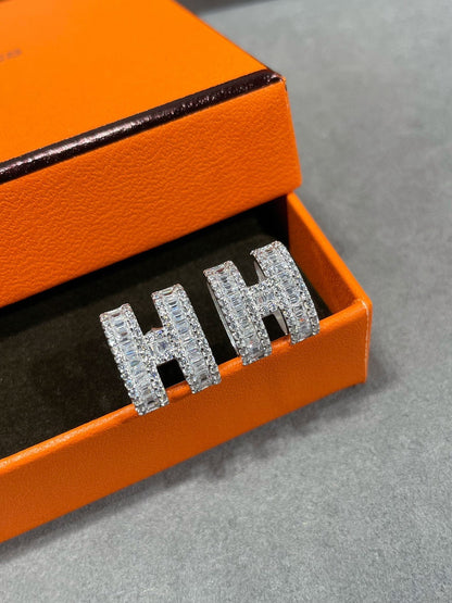 [OAKJURI Jewelry]H STUD EARRINGS WITH SILVER DIAMONDS