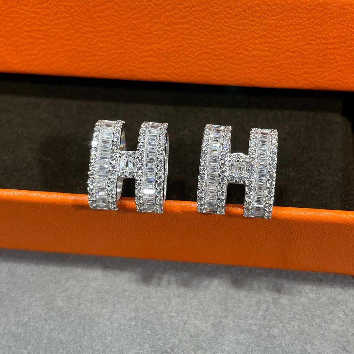 [OAKJURI Jewelry]H STUD EARRINGS WITH SILVER DIAMONDS