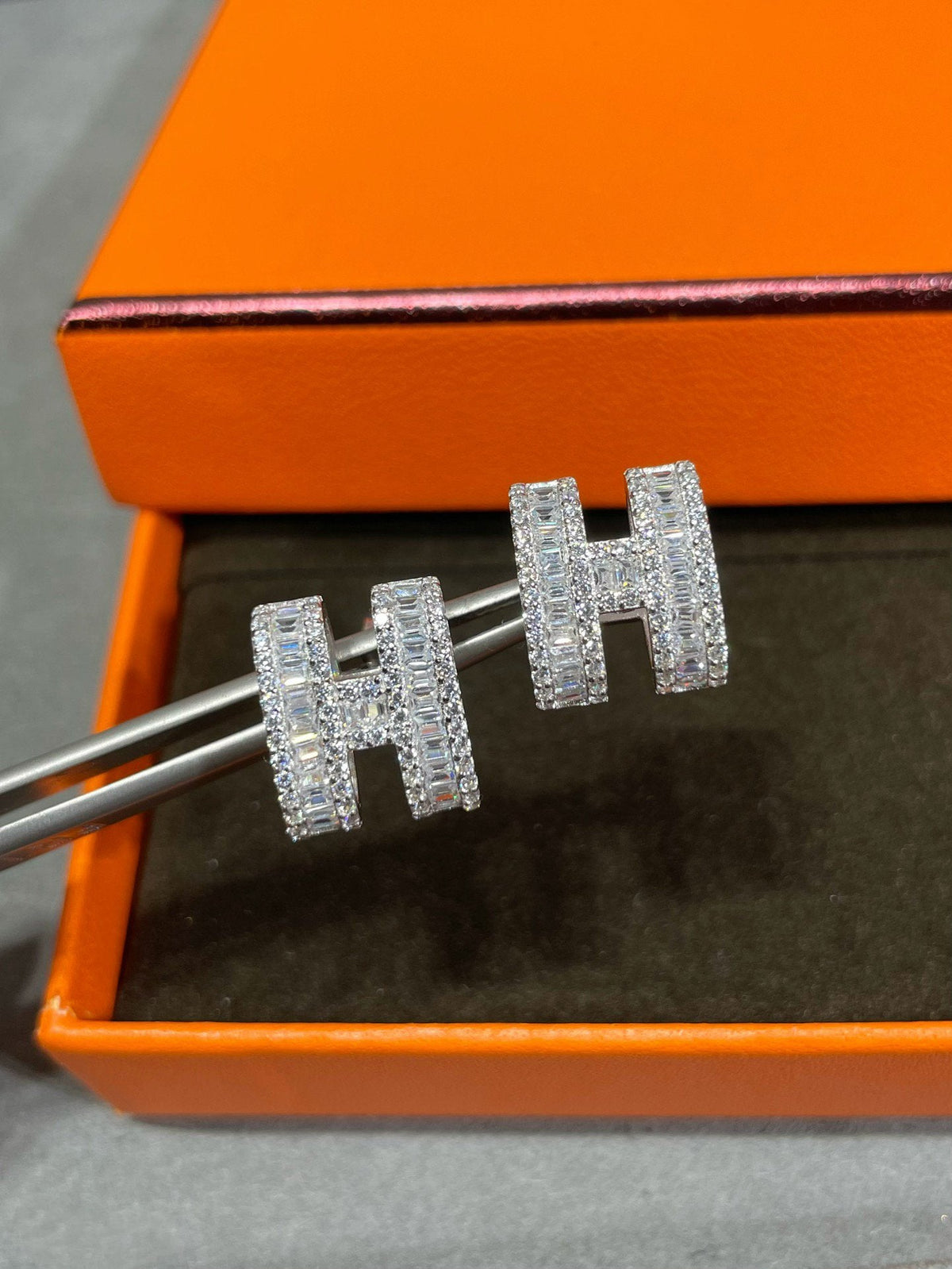 [OAKJURI Jewelry]H STUD EARRINGS WITH SILVER DIAMONDS