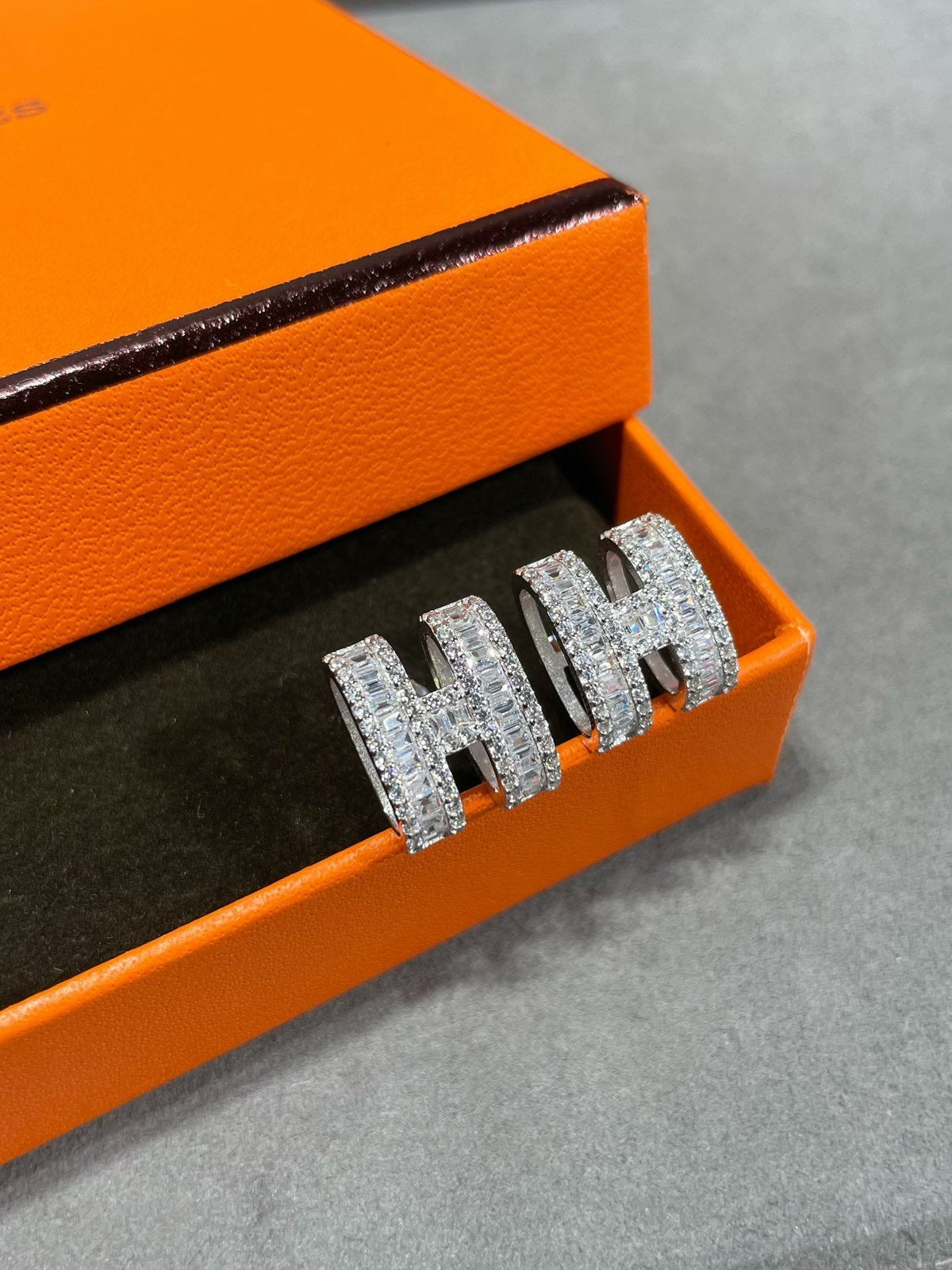 [OAKJURI Jewelry]H STUD EARRINGS WITH SILVER DIAMONDS